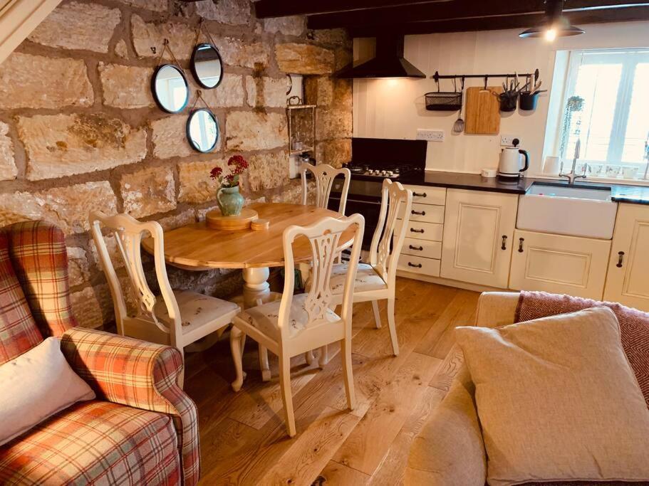 Cosy 400yr Old Cottage, Flowergate, Whitby, Sleeps 6 Дом отдыха Уитби