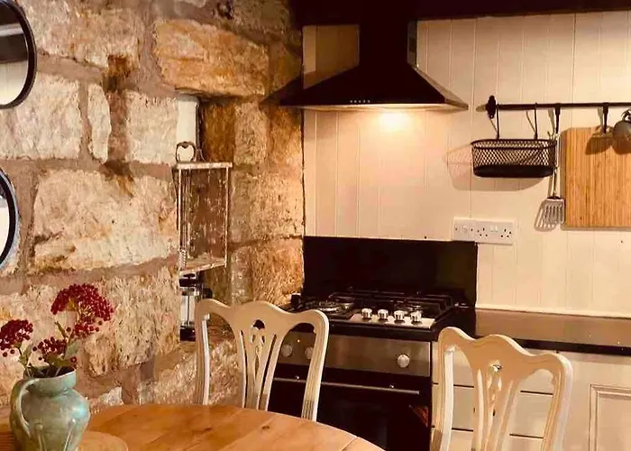 Cosy 400Yr Old Cottage, Flowergate, Whitby, Sleeps 6