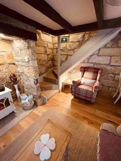 Cosy 400yr Old Cottage, Flowergate, Whitby, Sleeps 6 * Whitby