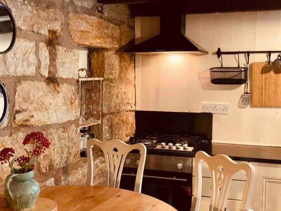 Cosy 400yr Old Cottage, Flowergate, Whitby, Sleeps 6 * Whitby