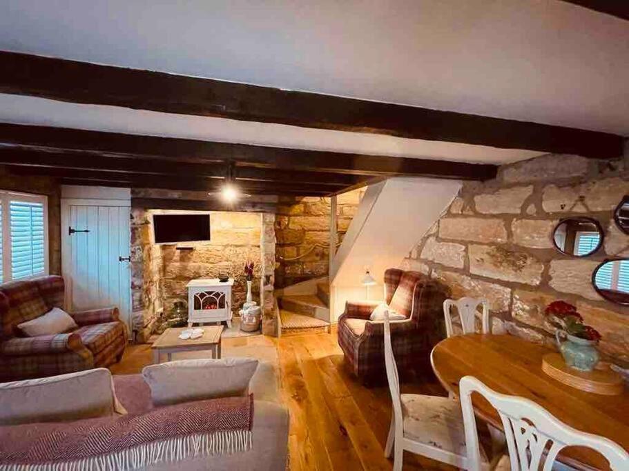 Cosy 400yr Old Cottage, Flowergate, Whitby, Sleeps 6 * Whitby